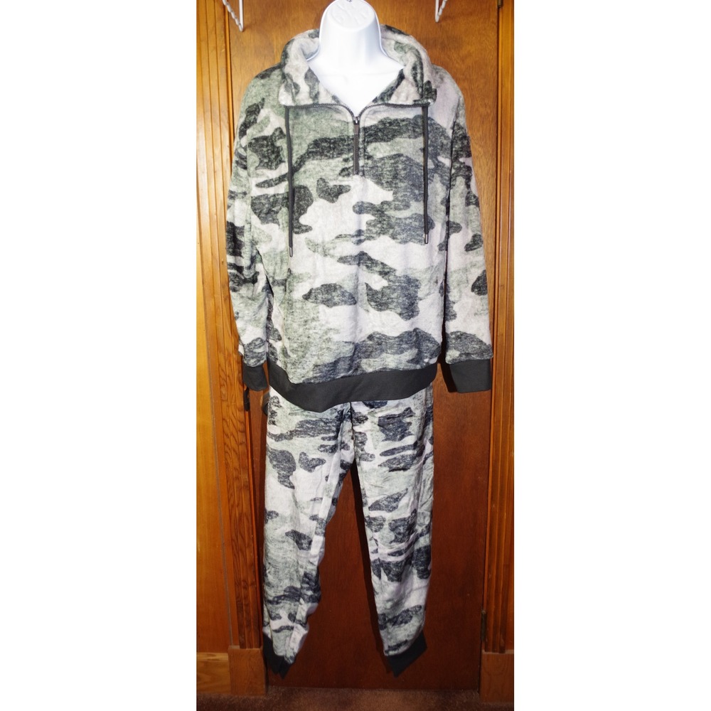 Secret Treasures Woman's Green Camouflage Fleece Zip-Up Pullover Set - M